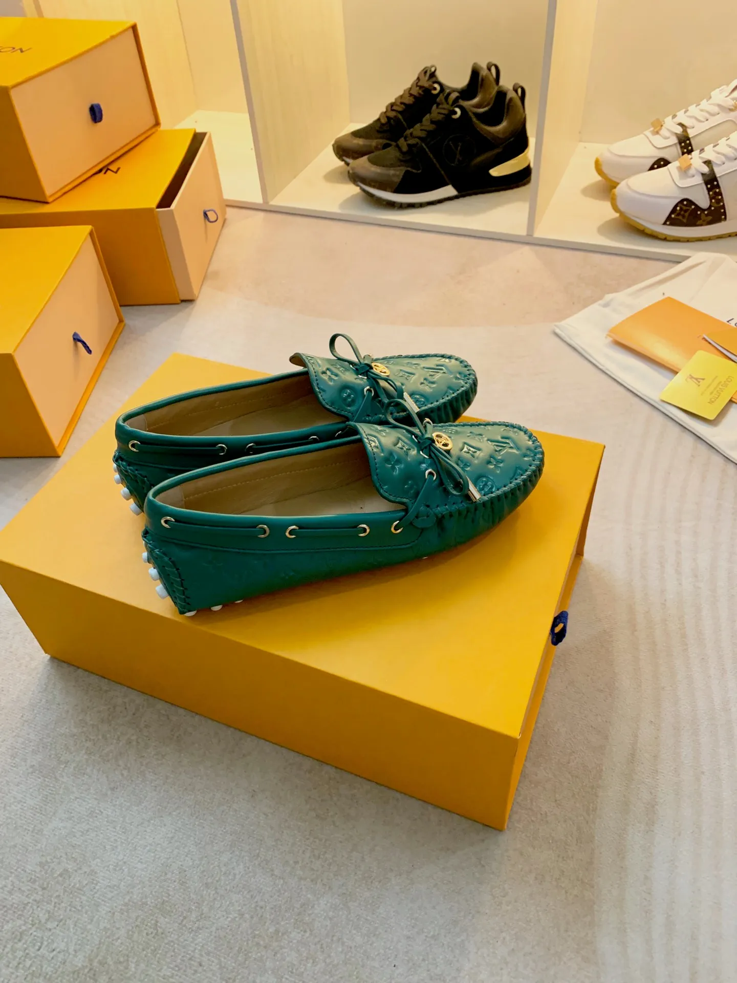 p460💰Couple model❤️🇫🇷 𝙇𝙤𝙪𝙞𝙨 𝙑𝙪𝙞𝙩𝙩𝙤𝙣 🇫🇷Louis Vuitton 2023 Classic𝓛𝓿 𝓣𝓻𝓪𝓲𝓷𝓮𝓻 Sports Series ➪➪➪¯ [Arizona Doudou Shoes Series] ▪️▪️▪️Arizona slip-on shoes are made of Monogram Eclipse canvas. Its hand-painted and dyed edges and hand-sewn uppers fully demonstrate Louis Vuitton's traditional shoemaking craftsmanship. This slip-on shoe is very lightweight. The integrated tongue and upper make it particularly comfortable and flexible. The soft outsole is equipped with rubber padding. Decorated with matching sash. Detailed features: ☑️Monogram Eclipse canvas ☑️Black Eclipse pattern ☑️Hand-painted shoe edges ☑️Hand-sewn uppers (each pair takes time to process) ☑️Integrated tongue and upper construction ☑️Outsole equipped with rubber lining ☑️size: 35_46